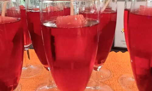 Sommercocktail mit Hibiskustee - Foto: Anja Hühn