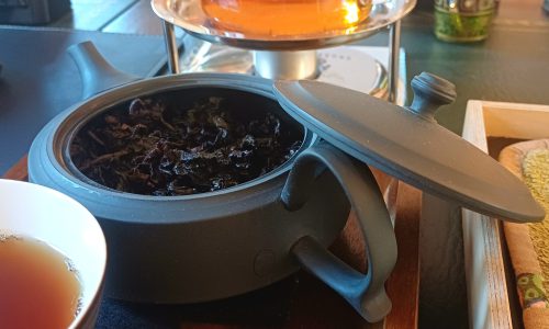 Handgefertigte Tonkanne aus Japan mit Oolong aus Nordthailand